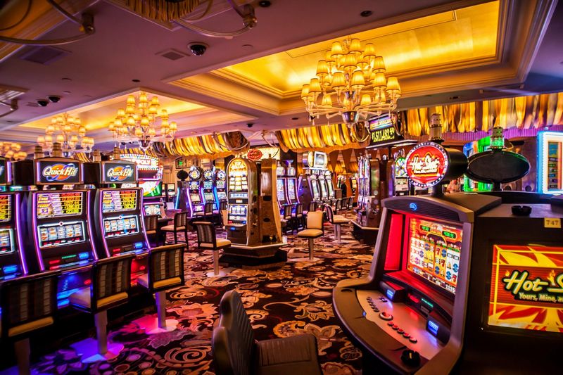 Jackpots en ligne : pourquoi ils surpassent les casinos physiques